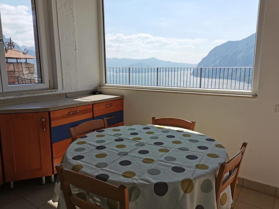 Patricia'S Apartment Riva di Solto Luaran gambar
